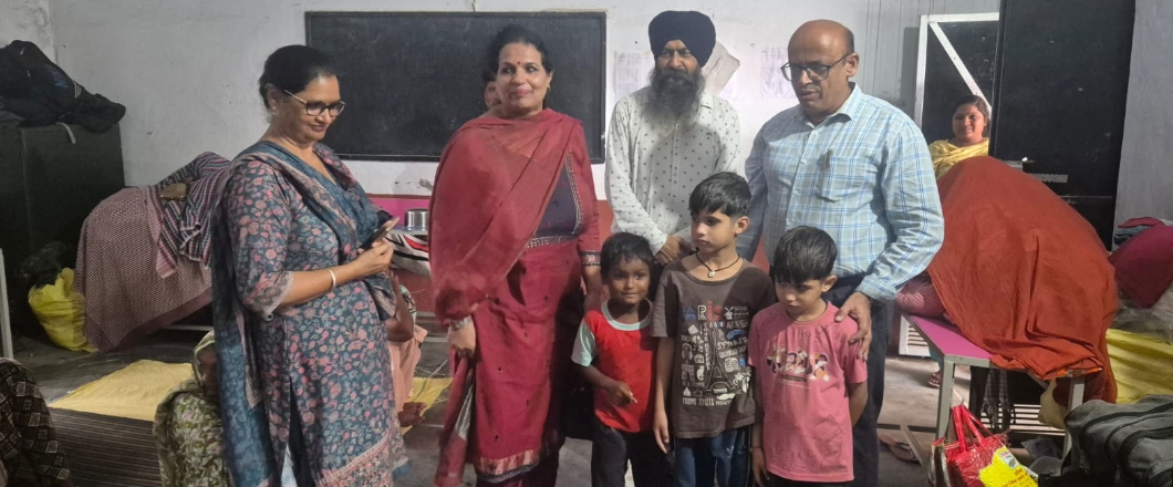 ਬਾੜ੍ਹ ਪ੍ਰਭਾਵਿਤ ਬੱਚਿਆਂ ਦਾ ਹੌਸਲਾ ਵਧਾਉਣ ਲਈ ਰਾਹਤ ਕੈਂਪ ਪਹੁੰਚੀਆਂ ਜ਼ਿਲ੍ਹਾ ਸਿੱਖਿਆ ਅਫ਼ਸਰ ਲਲਿਤਾ ਅਰੋੜਾ